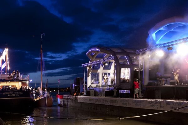 Acquistare un podio mobile dalla JB Gonfiabili. Podio mobile gonfiabile per eventi e festival