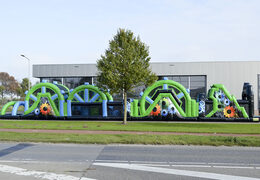 Acquista un mega percorso a ostacoli di 30 metri nei colori nero e verde per grandi e piccini. Ordina ora i percorsi ad ostacoli gonfiabili online su JB Gonfiabili Italia