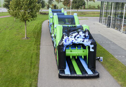 Ottieni subito online il tuo percorso ad ostacoli di 30 metri in nero e verde. Ordina percorsi ad ostacoli gonfiabili presso JB Gonfiabili Italia