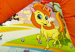 Acquistare un saltarello multiattività gonfiabile con tetto, ostacoli e scivolo con il tema unicorno