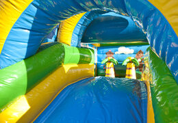 Acquistare un multigioco gonfiabile per bambini con tetto ostacoli e scivolo con il tema giungla
