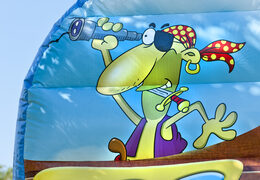 Mega scivolo gonfiabile a tema Mondo dei pirati con ostacoli 3D per bambini. Acquista ora gli scivoli gonfiabili online su JB Gonfiabili Italia