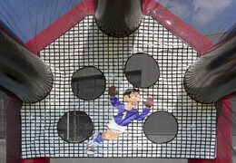 Spara velocità o acquista il gioco di calcio gonfiabile "Fat Bertha". Ordina subito il gioco sparatutto di calcio gonfiabile online su JB Gonfiabili Italia