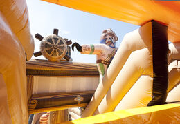 Spettacolare scivolo gonfiabile a forma di nave pirata con fantastici oggetti 3D e stampe a colori per bambini. Acquista ora gli scivoli gonfiabili online su JB Gonfiabili Italia