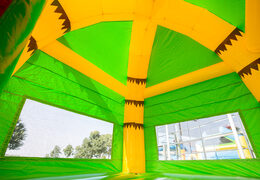 Acquistare un multigioco gonfiabile con tetto ostacoli e scivolo con il tema coccodrillo