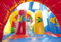 Acquistare un saltarello multiattività gonfiabile con tetto, ostacoli e scivolo con il tema squalo