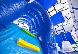 Acquistare un saltarello multiattività gonfiabile con tetto, ostacoli e scivolo con il tema castello