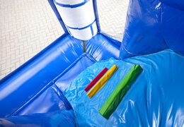 Acquistare un saltarello multiattività gonfiabile con tetto, ostacoli e scivolo con il tema castello