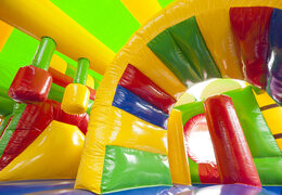 Acquistare un saltarello multiattività gonfiabile con tetto, ostacoli e scivolo con il tema coccodrillo