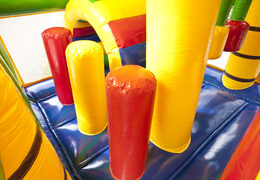 Acquistare un saltarello multiattività gonfiabile con tetto, ostacoli e scivolo con il tema coccodrillo