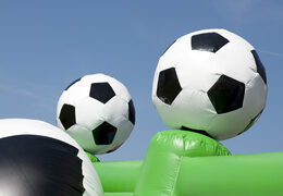 Acquistare un multiattività gonfiabile con ostacoli e scivoli con il tema calcio