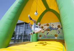 Ottieni l'attrazione dell'arena di calcio adatta a grandi e piccini. Acquista ora l'attrazione dell'arena da calcio gonfiabile online su JB Gonfiabili Italia