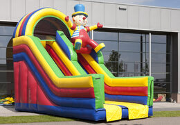 Scivolo multifunzionale unico a tema clown con piscina per bambini, impressionante oggetto 3D, colori freschi e gli ostacoli 3D per i bambini. Acquista ora gli scivoli gonfiabili online su JB Gonfiabili Italia