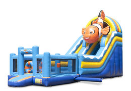 Acquista uno scivolo gonfiabile 4 in 1 con spazio per saltare e ostacoli con il tema Pesce Pagliaccio