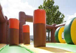 Scivolo gonfiabile a tema gorilla con piscina per bambini, impressionante oggetto 3D, colori freschi e l'ostacolo 3D per i bambini. Ordina ora gli scivoli gonfiabili online su JB Gonfiabili Italia