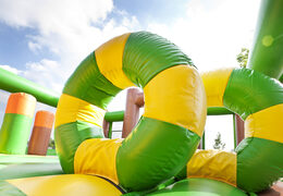 Acquista uno scivolo gonfiabile 4 in 1 con spazio per saltare e ostacoli con il tema pirata