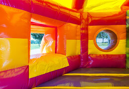 Un gioco gonfiabile con scivolo con il tema principessa per bambini in vendita