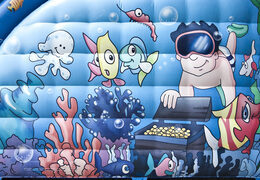 Ottieni il tuo scivolo gonfiabile a tema Wave con una superficie scorrevole ondulata e divertenti stampe del mondo sottomarino per bambini. Acquista ora gli scivoli gonfiabili online su JB Gonfiabili Italia