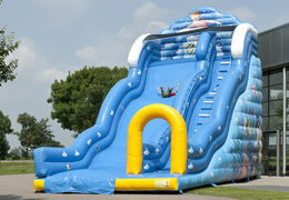 Acquista lo scivolo gonfiabile a tema Wave con superficie scorrevole ondulata e divertenti stampe del mondo sottomarino per bambini. Ordina ora gli scivoli gonfiabili online su JB Gonfiabili Italia