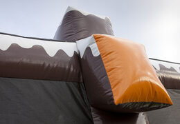 Ordina la doppia pista a rulli gonfiabile in tema invernale per grandi e piccini. Acquista ora le attrazioni invernali gonfiabili online su JB Gonfiabili Italia