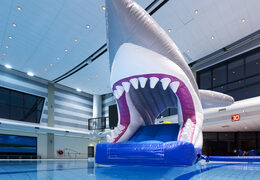 Ottieni uno scivolo gonfiabile per piscina a tema squalo ermetico per grandi e piccini. Acquista ora giochi gonfiabili in piscina online su JB Gonfiabili Italia