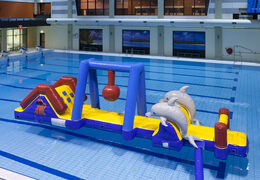 Ordina la corsa a ostacoli in acqua con delfini 3D e fantastiche stampe per grandi e piccini. Acquista ora i percorsi ad ostacoli gonfiabili online su JB Gonfiabili Italia