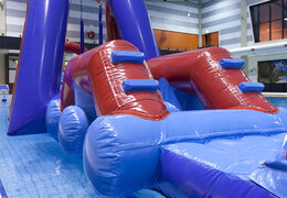 Percorso ad ostacoli Order Water con due pareti di arrampicata, un oggetto per l'equilibrio, una torre a pendolo e uno scivolo per grandi e piccini. Acquista ora le attrazioni acquatiche gonfiabili online su JB Gonfiabili Italia