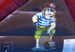 Ordina il percorso a ostacoli dei pirati Double Zig Zag per grandi e piccini. Acquista ora i percorsi ad ostacoli per piscine gonfiabili online su JB Gonfiabili Italia