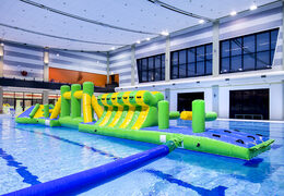 Piscina gonfiabile Adventure Run verde/blu di 16 m con ostacoli impegnativi e scivolo rotondo per grandi e piccini. Ordina ora i giochi gonfiabili in piscina online su JB Gonfiabili Italia