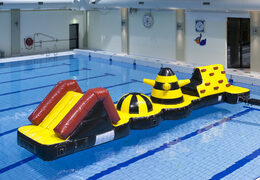 Piscina gonfiabile Adventure Run con ostacoli impegnativi per grandi e piccini. Ordina ora i giochi gonfiabili in piscina online su JB Gonfiabili Italia