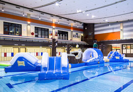 Doppio percorso ad ostacoli gonfiabile Percorso ad ostacoli per piscina corsa pirata lungo 16 metri dal design unico con divertenti oggetti 3D e ben 2 scivoli per grandi e piccini. Ordina ora i percorsi ad ostacoli per piscine gonfiabili online su JB Gonfiabili Italia