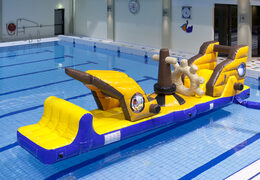 Corsa a ostacoli con nave pirata gonfiabile con oggetti divertenti per grandi e piccini. Ordina ora i percorsi ad ostacoli gonfiabili online su JB Gonfiabili Italia