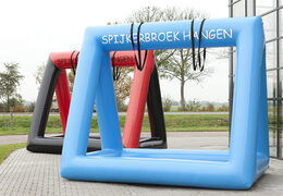 Opblaasbaar spijkerbroek hangen zeskamp