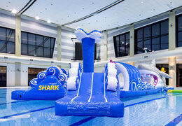Acquista un percorso d'assalto gonfiabile lungo 13 metri con corsa di squali in un design unico con divertenti oggetti 3D e non meno di 2 scivoli per grandi e piccini. Ordina ora le attrazioni acquatiche gonfiabili online su JB Gonfiabili Italia