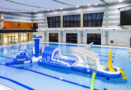 Ordina una corsa ad ostacoli lunga 13 metri con uno squalo in un design unico con divertenti oggetti 3D e non meno di 2 scivoli per grandi e piccini. Acquista ora i percorsi ad ostacoli per piscine gonfiabili online su JB Gonfiabili Italia