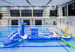 Ordina un percorso d'assalto in piscina gonfiabile lungo 13 metri con corsa di squali in un design unico con divertenti oggetti 3D e non meno di 2 scivoli per bambini. Acquista ora i percorsi ad ostacoli gonfiabili online su JB Gonfiabili Italia