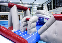 Ordina un'isola di gioco gonfiabile ermetica a tema squalo con una liana, una torre di arrampicata, uno scivolo rotondo e ostacoli per grandi e piccini. Acquista ora giochi gonfiabili in piscina online su JB Gonfiabili Italia