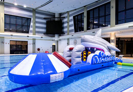 Ordina uno scivolo gonfiabile unico a tema squalo per grandi e piccini. Acquista ora giochi gonfiabili in piscina online su JB Gonfiabili Italia