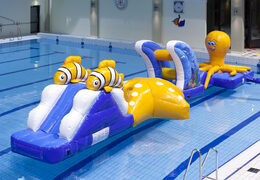 Ordina un corso d'assalto gonfiabile nel mondo sottomarino con divertenti oggetti 3D per grandi e piccini. Acquista ora i percorsi ad ostacoli gonfiabili online su JB Gonfiabili Italia