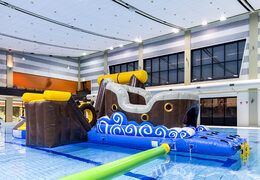 Ordina un'isola di gioco dei pirati gonfiabile ermetica con una vite, una torre rampicante, uno scivolo rotondo e ostacoli per grandi e piccini. Acquista ora le attrazioni acquatiche gonfiabili online su JB Gonfiabili Italia