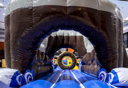 Fantastica isola di gioco a tema pirata con vite, torre rampicante, scivolo rotondo e ostacoli per grandi e piccini. Ordina ora i giochi gonfiabili in piscina online su JB Gonfiabili Italia