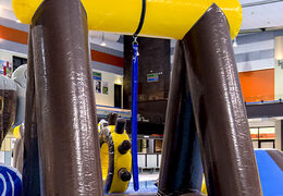 Acquista un'isola di gioco ermetica dei pirati a tema pirata con una vite, una torre rampicante, uno scivolo rotondo e ostacoli per grandi e piccini. Ordina ora le attrazioni acquatiche gonfiabili online su JB Gonfiabili Italia