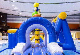 Isola gonfiabile ermetica per surfisti con rampicante, torre di arrampicata, scivolo rotondo e ostacoli per grandi e piccini. Ordina ora le attrazioni acquatiche gonfiabili online su JB Gonfiabili Italia