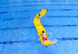 Ordina il tappetino per acqua in diverse dimensioni e colori per bambini. Acquista ora giochi gonfiabili in piscina online su JB Gonfiabili Italia