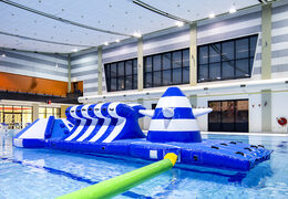 Scivolo avventura in piscina corsa blu/bianco 10 m con ostacoli impegnativi per grandi e piccini. Acquista ora le attrazioni acquatiche gonfiabili online su JB Gonfiabili Italia