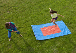 Ordina un tappeto volante blu-rosso per grandi e piccini. Acquista articoli gonfiabili online su JB Gonfiabili Italia