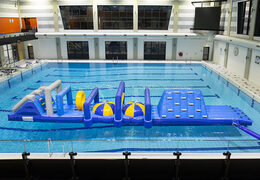 Spettacolare percorso d'assalto gonfiabile Obstacle Run Marine XL con doppia parete da arrampicata e doppio scivolo per bambini. Ordina ora le attrazioni acquatiche gonfiabili online su JB Gonfiabili Italia