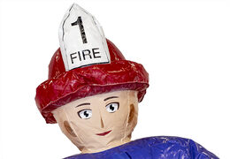 Ordina un castello gonfiabile dei vigili del fuoco in un design unico con due ingressi, uno scivolo al centro e oggetti 3D per bambini. Acquista castelli gonfiabili online su JB Gonfiabili Italia