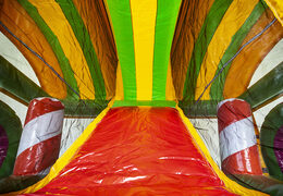 Multiplay XXL Jungleworld castello gonfiabile in un design unico con due ingressi, uno scivolo al centro e oggetti 3D su ordinazione per i bambini. Acquista castelli gonfiabili online su JB Gonfiabili Italia