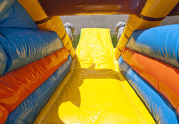 Acquistare un saltarello multiattività gonfiabile, ostacoli e scivolo con il tema Nave Pirata